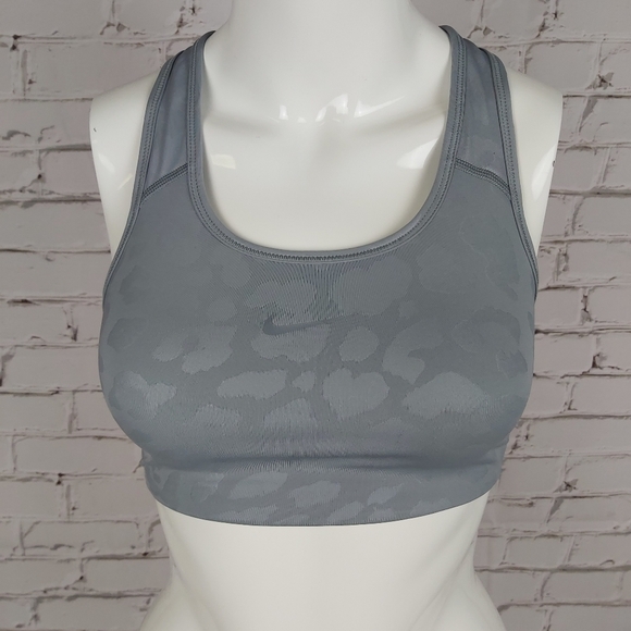 𝅺NIKE Training Pro Dri-FIT Swoosh  all over leopard print sports bra in g… - Picture 5 of 11